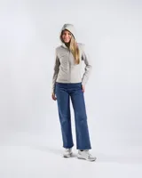 Campera entallada gris con capucha fija, cuello alto, cierre frontal y mangas largas.