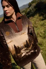 Buzo de tejido jacquard con textura de pelo, diseño de paisaje de bosque, cuello alto con cierre frontal y detalles acanalados en el cuello.