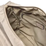 Cartera tipo bandolera de tela técnica color beige, con múltiples compartimentos exteriores con cierre, correa ajustable con logo y aplique circular con logo XL en el frente.