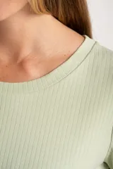 Remera de cuello redondo y manga corta, confeccionada en tejido de viscosa acanalado con un calce suave y liviano.