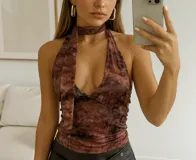 Top marrón con estampado abstracto, escote halter y lazo al cuello.