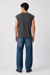 Musculosa blanca de algodón con cuello redondo base y diseño holgado.