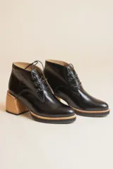 Botines acordonados de cuero negro con tacón de madera.