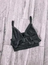 Top color rosa con breteles finos, escote en V y doble volado en el ruedo.