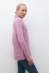 Sweater gris melange de tejido buclé con cuello alto y mangas largas.