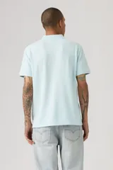 Chomba Levi's celeste de manga corta, confeccionada en tejido piqué, con cuello clásico y tapeta corta de botones.