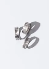 Anillo plateado de acero quirúrgico con tres ranuras que permiten que la parte central gire.