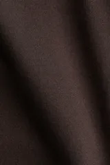 Top entallado en punto suave con escote cuadrado y mangas largas, color marrón oscuro.