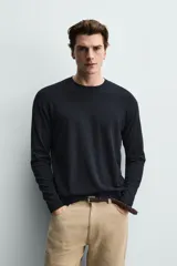 Sweater de punto relaxed fit confeccionado en hilatura con viscosa de tacto suave, color marrón, con cuello redondo y manga larga. Cuenta con acabados en rib.