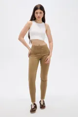 Pantalon skinny de tiro alto color beige, con bolsillos laterales y traseros simulados.