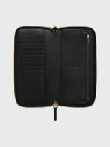 Billetera Marc Jacobs modelo The Continental, de diseño rectangular con cierre perimetral dorado. El interior cuenta con múltiples ranuras para tarjetas, compartimentos para billetes y un bolsillo central con cierre.