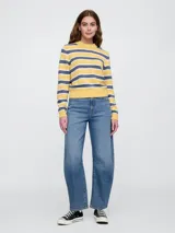 Buzo de punto de algodón con diseño de rayas horizontales en amarillo, azul y blanco. Presenta cuello redondo acanalado, mangas largas y puños y ruedo con terminación elástica.