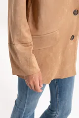 Blazer de estilo oversize confeccionado en material simil gamuza, con cierre frontal de dos botones y bolsillos laterales con solapa.