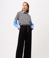 Pantalón wide leg de crepé color bordó, con caída recta, cintura con pasadores y bolsillos discretos.