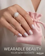 Anillo de plata 925 con diseño floral, presenta una perla central rodeada por pétalos formados por pequeñas circonias brillantes.