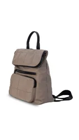 Mochila de nylon capitoneada color celeste, con diseño acolchado en cuadrícula. Posee un compartimento principal con cierre y solapa, además de dos bolsillos frontales con cierres negros a la vista.