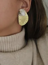 Aros colgantes con forma irregular, hechos en bronce y nácar.
