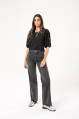 Pantalón de jean de tiro alto color gris oscuro, corte recto, con bolsillos delanteros decorativos y bolsillos traseros.