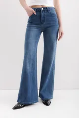 Pantalón de jean azul de corte acampanado, tiro alto y cinco bolsillos.