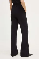 Pantalón de vestir negro de corte recto con pretina, botón y abertura en el ruedo.