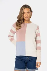 Buzo de tejido fino confeccionado en algodón, con diseño de bloques de color y rayas. Presenta un bloque azul claro en el hombro izquierdo, un bloque beige en el centro y rayas horizontales beige y azul claro en el hombro y brazo derechos. La manga izquierda es de color lila.