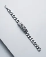 Pulsera de acero inoxidable con eslabones de cadena y un detalle central de diseño trenzado tipo nudo celta.