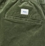 Pantalon de pana Katin modelo Pipeline, color verde oliva, de corte recto y diseño clásico con bolsillos laterales y traseros.