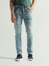 Jean celeste de corte slim fit, con bolsillos delanteros y traseros.