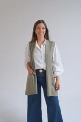 Chaleco largo abierto de tejido de punto color verde oliva, con bolsillos frontales aplicados y diseño sin mangas.