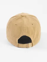 Gorra tipo cap de gamuza sintética con diseño clásico de seis paneles y visera curva.