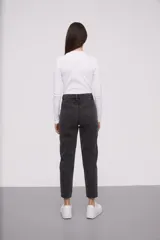 Pantalón jean gris oscuro de corte mom fit y tiro alto, con diseño liso, trabillas para cinto y bolsillos clásicos.
