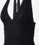 Vestido midi de encaje marrón con diseño halter, escote profundo, cintura ajustada y caída fluida.