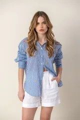 Camisa blanca de manga larga con bordados de motivos playeros.