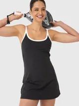 Vestido deportivo negro con breteles finos en color blanco, diseñado para padel o tenis. Incluye calza corta separada para mayor comodidad durante el juego.