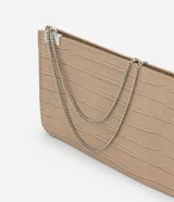 Cartera bandolera pequeña de estructura rígida, confeccionada en poliuretano con textura de piel de cocodrilo. Cuenta con una correa fina de cadena metálica plateada y cierre mediante botón a presión.