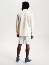 Camisa de hombre Tommy Hilfiger de corte regular, color crema con microestampado de puntos y logo bordado en el pecho.