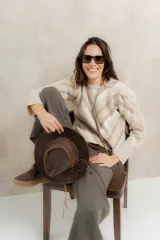 Sweater de punto jacquard con diseño de chevron en tonos celeste y marrón. Presenta cuello redondo, corte holgado y mangas largas con hombros abullonados.