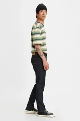 Pantalón de jean de corte skinny, color azul oscuro.