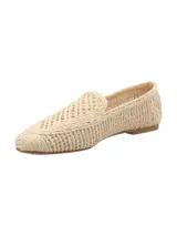 Mocasín para mujer confeccionado en rafia tejida de color crudo, con diseño artesanal de punta redonda y suela plana de goma.