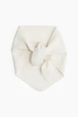 Pañuelo triangular de punto color blanco roto, con textura suave y bordes acanalados.