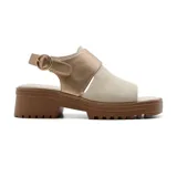 Sandalias con plataforma color beige y dorado, con tira ancha sobre el empeine y pulsera al tobillo con hebilla.