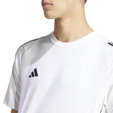 Remera de fútbol Adidas Tiro 24, color blanco con tres tiras negras en los hombros y logo bordado en el pecho. Confeccionada en tejido transpirable AEROREADY.