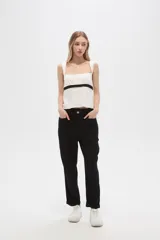 Pantalón slouchy color marrón, de tiro alto, con cintura elástica y botón frontal. Incluye bolsillos laterales y costuras decorativas en la parte delantera.