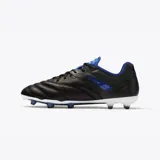 Championes de fútbol Umbro Tocco IV Pro FG, color negro con detalles en azul y blanco. Presentan el logo de Umbro en los laterales y suela con tapones para césped natural.