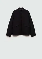 Chaqueta tipo bomber color negro, con diseño oversize, cuello redondo, cierre frontal de cremallera y dos bolsillos laterales con solapa.