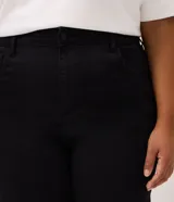 Pantalón de sarga color negro, de corte recto y cintura media. Cuenta con cierre frontal de botón y cremallera, pasantes para cinturón y bolsillos funcionales.