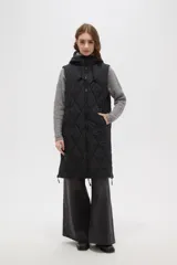 Chaleco largo acolchado color marrón, con diseño de rombos, cierre frontal completo y capucha ajustable con cordones.