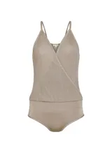 Body de punto color beige con hilos metálicos, escote en V cruzado y tirantes finos.