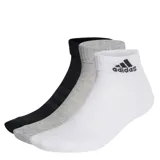 Pack de tres pares de medias cortas Adidas, con diseño acolchado y logo de la marca tejido en el puño. Incluye un par blanco, uno gris melange y uno negro.