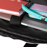 Maletín negro de poliéster con doble asa de mano y correa bandolera regulable. Tiene cierre doble, tres bolsillos externos con cierre, un bolsillo interno con cierre y dos bolsillos internos abiertos.